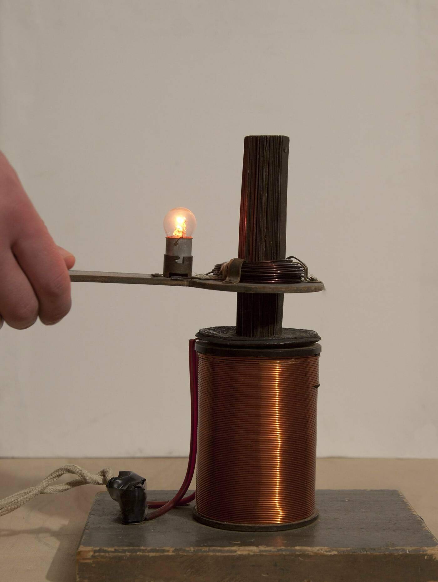 Induktsiooni elektromotoorjõud paneb pirni põlema