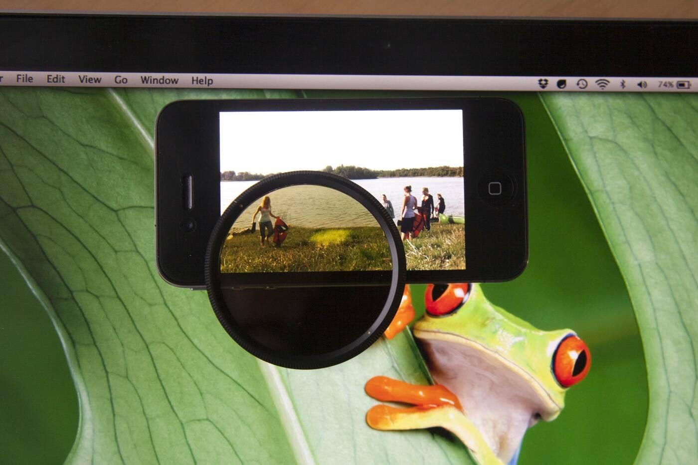 Vedelkristall-kuvar kiirgab polariseeritud valgust