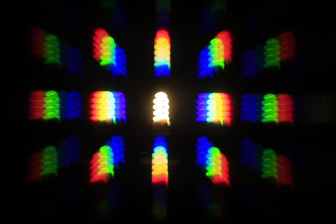 Päevavalguslamp vaadatuna läbi difraktsioonivõre