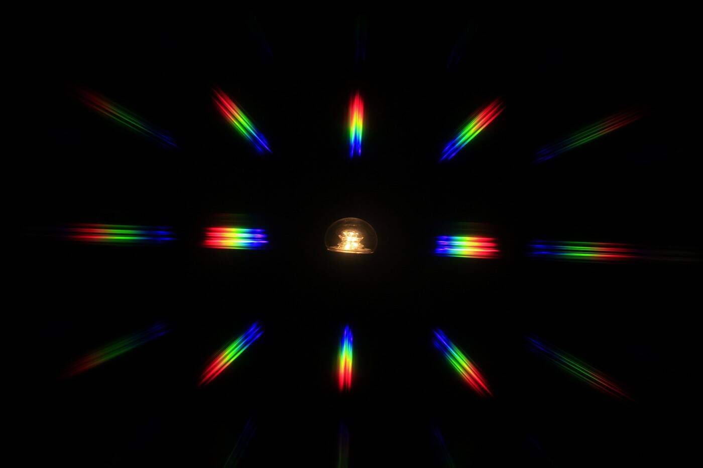 LED-lamp vaadatuna läbi difraktsioonivõre