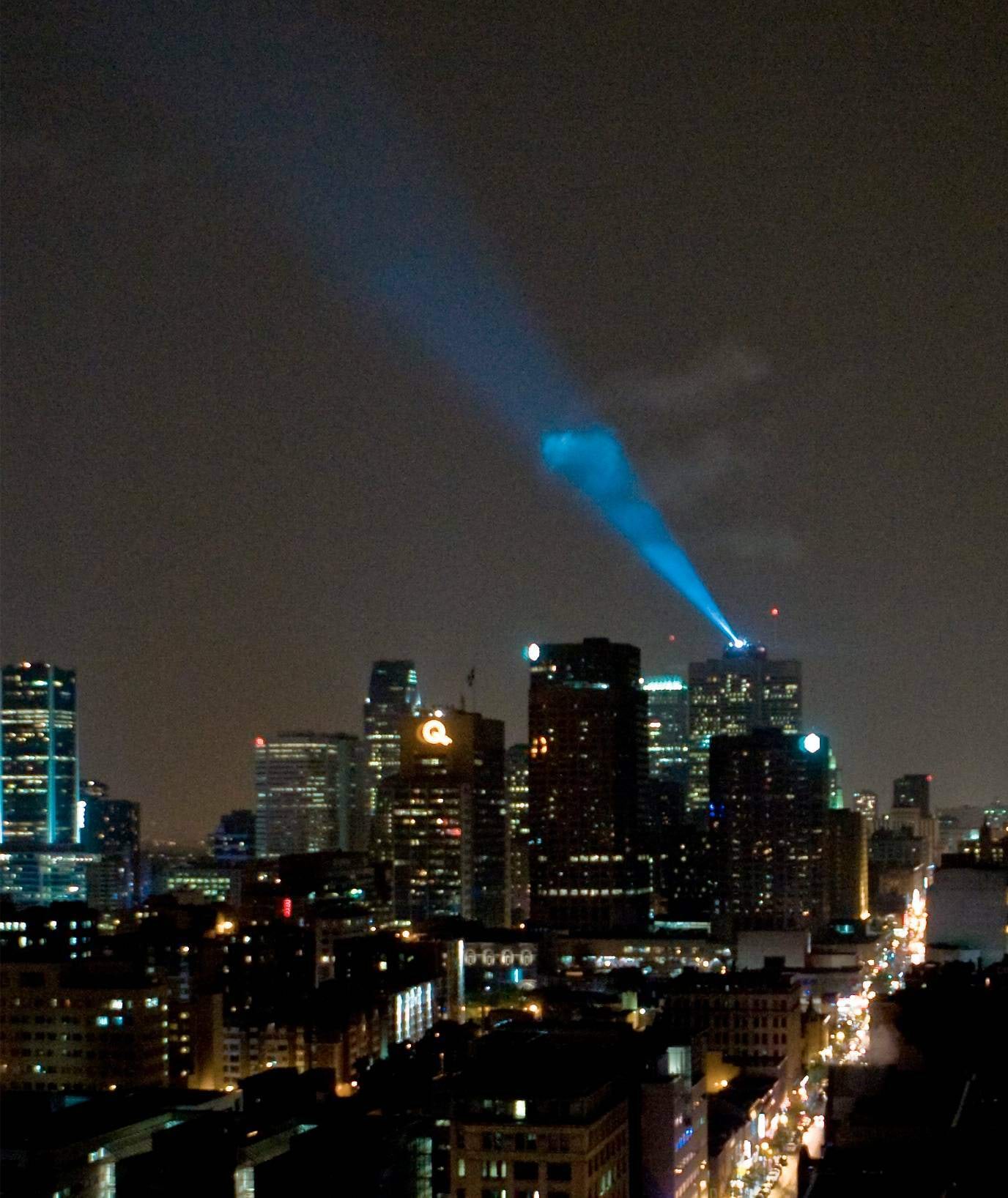 Prožektor kõrghoone katusel