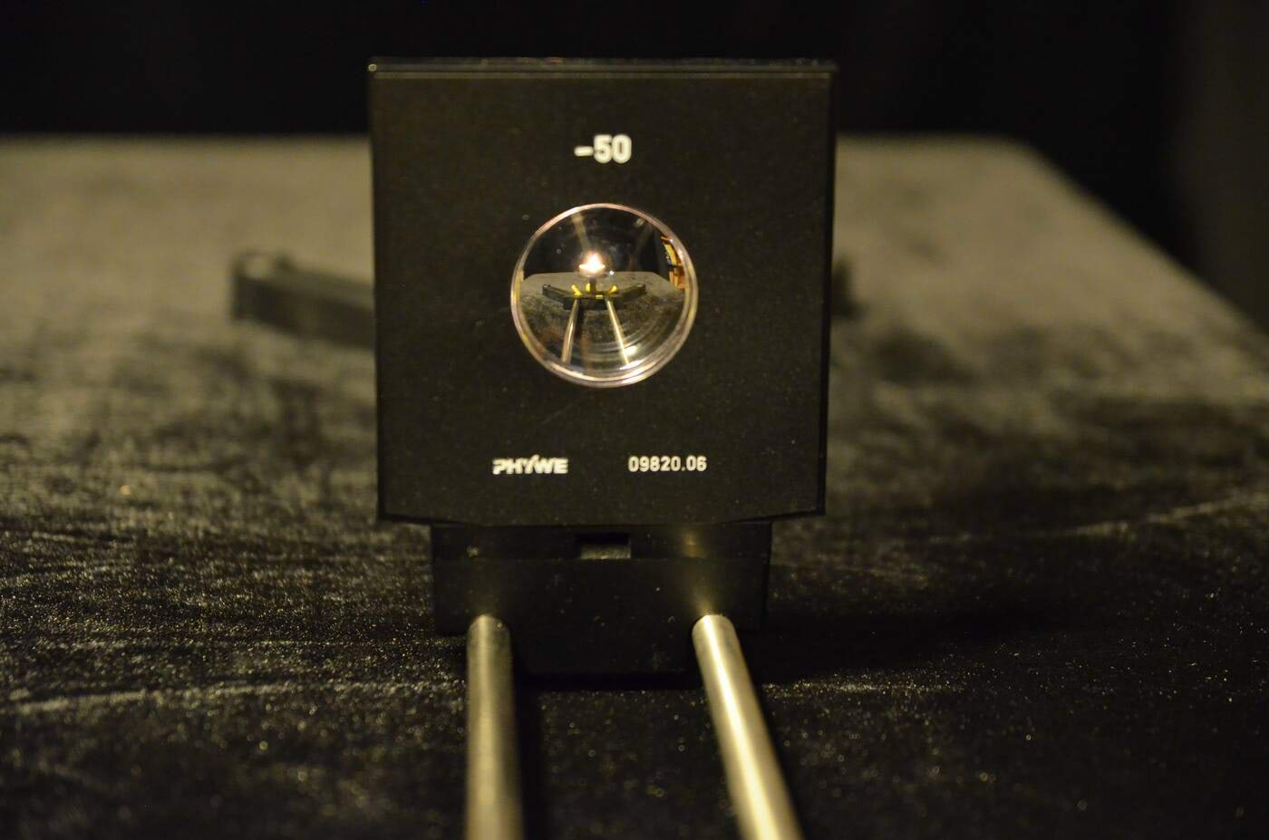 Hajutav lääts tekitab küünla näivkujutise