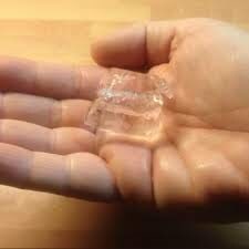 Keegi hoiab jääkuubikut käes