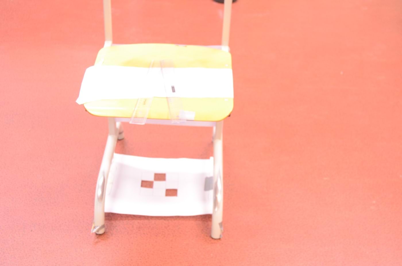 Must kast lahtiselt<br>