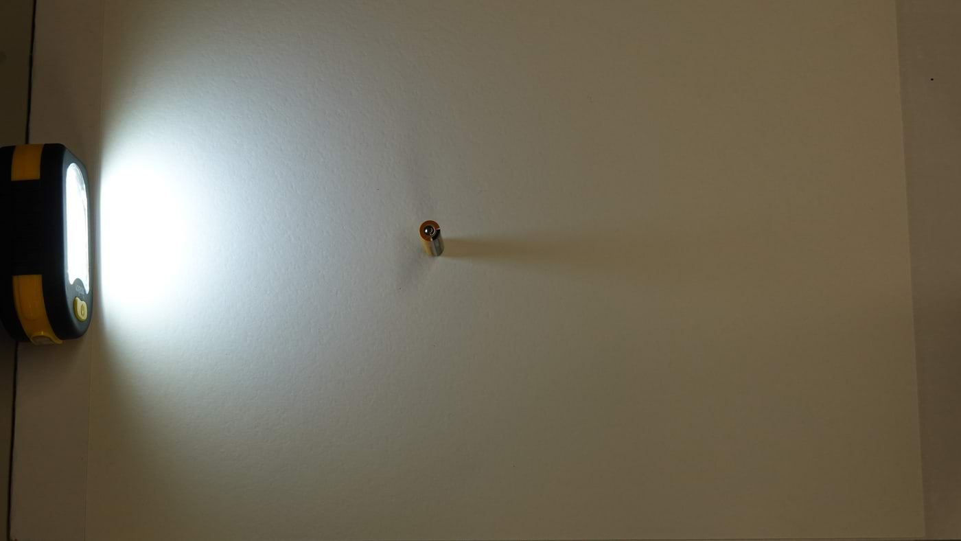 Takistus suure valgusallika valguses, skeem