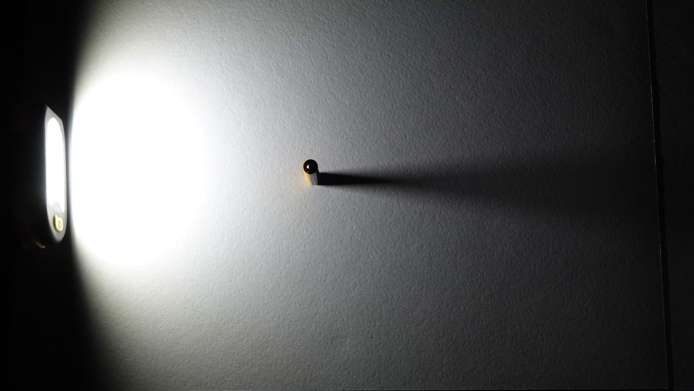 Suurest valgusallikast tekib vari, pilt katsest