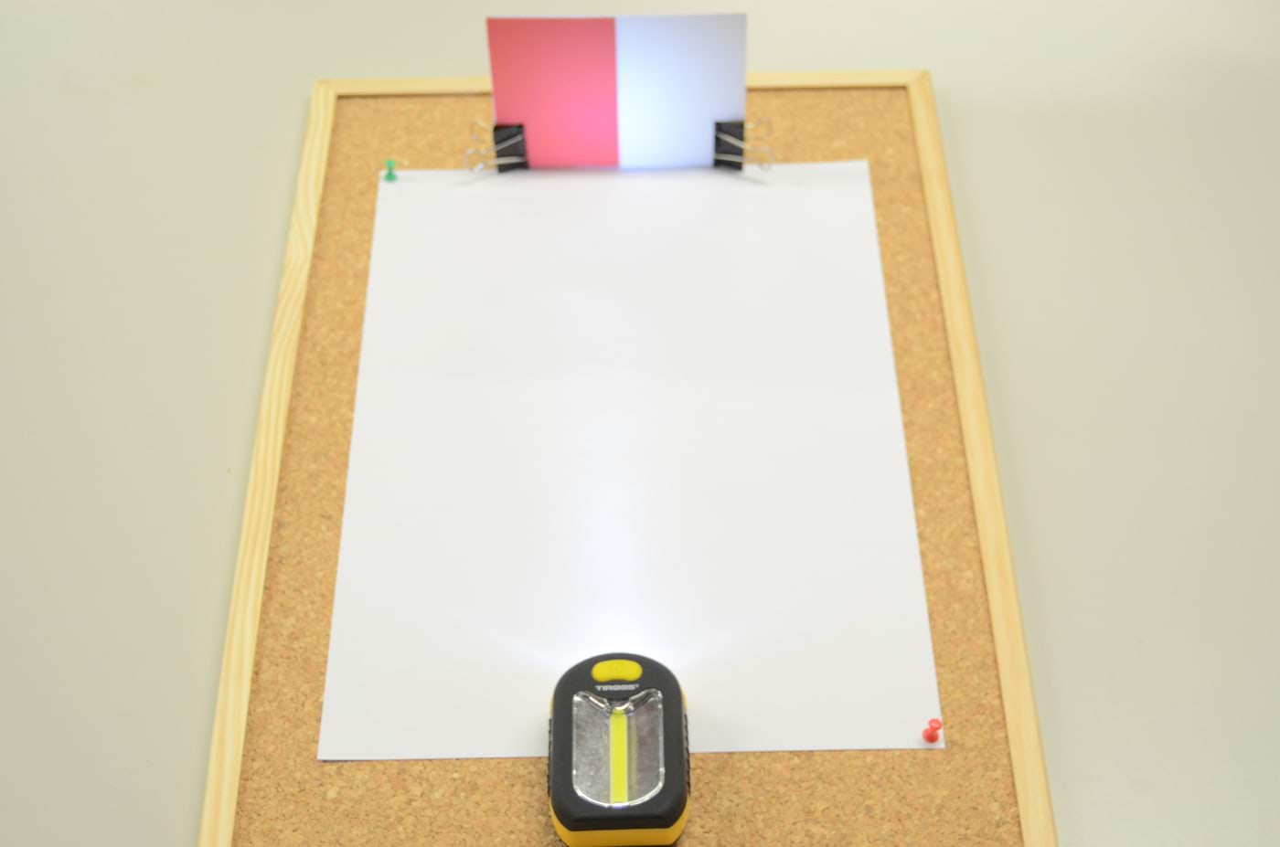 Valge ja roosa paber valges valguses