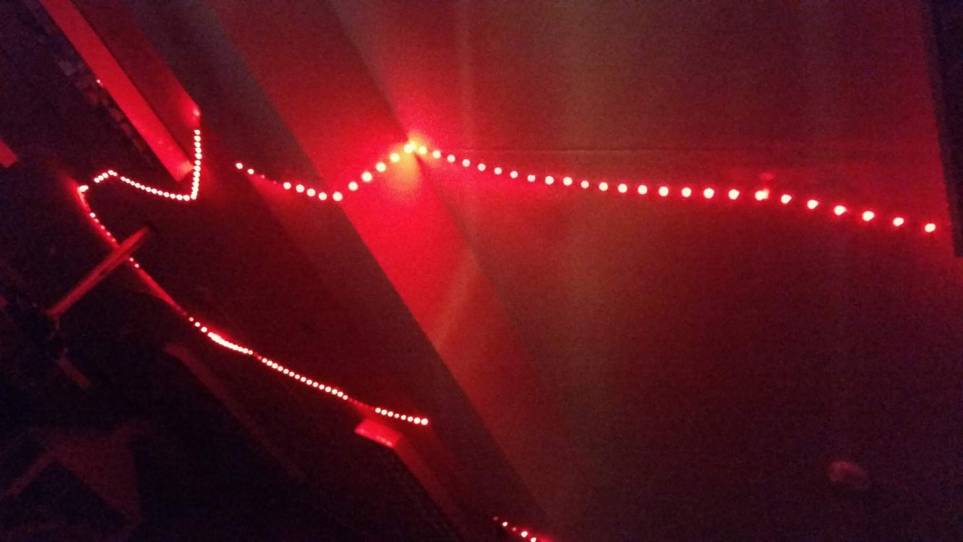 Pimikuvalgus - LED riba klassiruumi laes