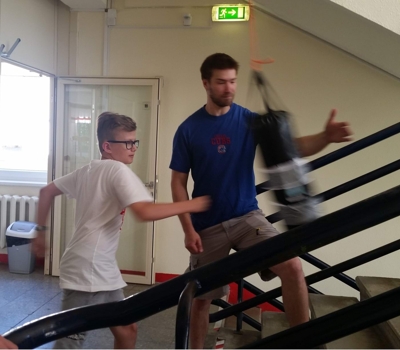 Mobiiltelefoniga varustatud poksikoti löömine