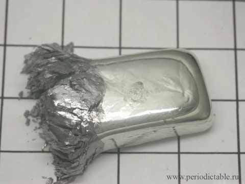 Tinakatkust puretud tina tükk