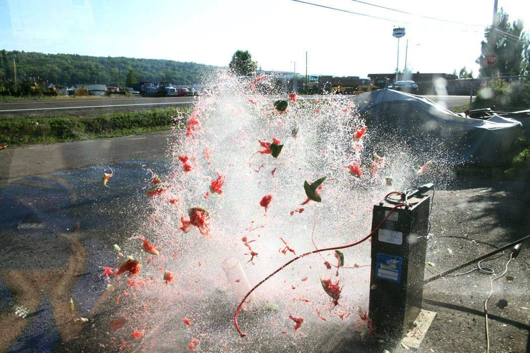 Kondensaatori elektrivälja energia purustab arbuusi: foto