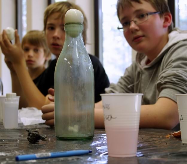 Keedumuna vaakumiga pudelisse