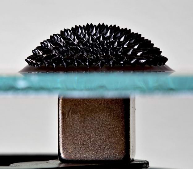 Ferrovedelik magneti kohal