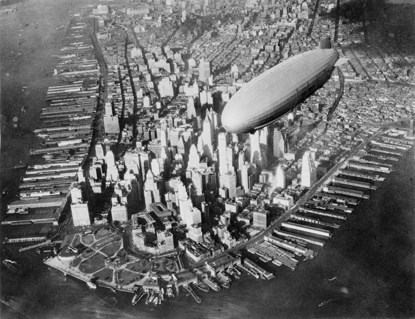 USS Akron (ZRS-4) Manhattani kohal lendamas