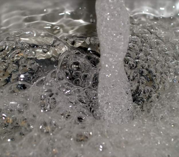 Gaseeritud vee mullid tekivad põhjuslikust kaosest