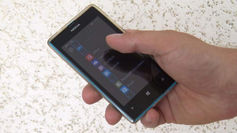 Hoiab nutitelefoni käes