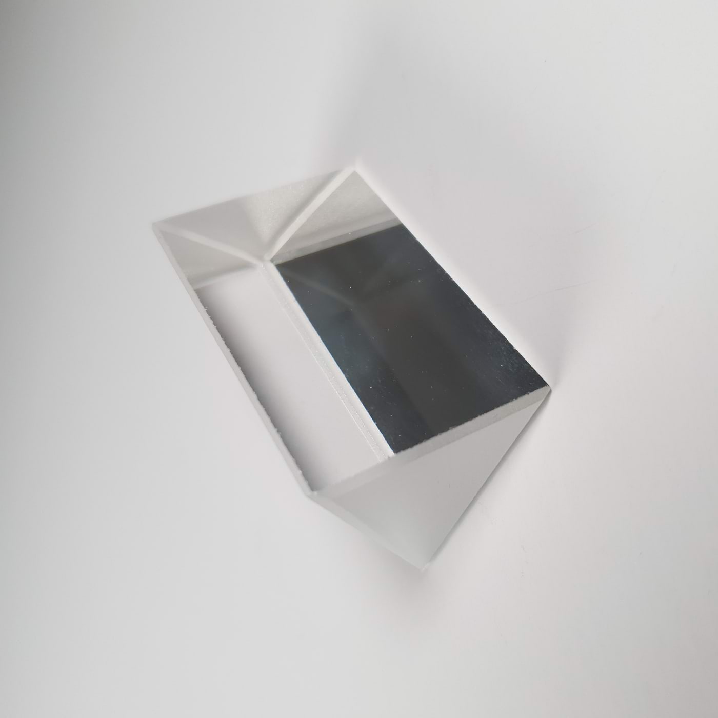 Klaasist võrdkülgne prisma