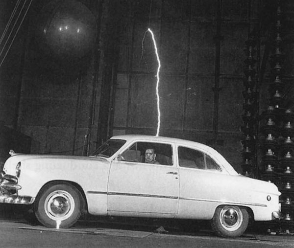 Võimas säde hüppab auto keresse